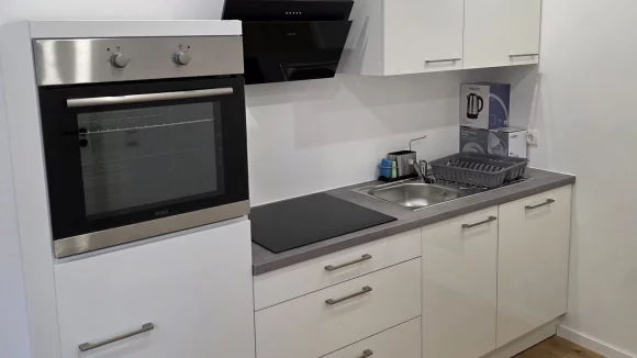 Moderne weiße Küche mit Backofen