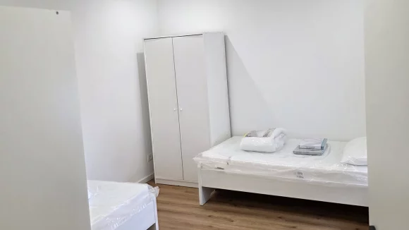 Helles Schlafzimmer mit Bett und Schrank
