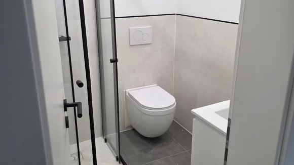 Modernes Badezimmer mit Glasdusche