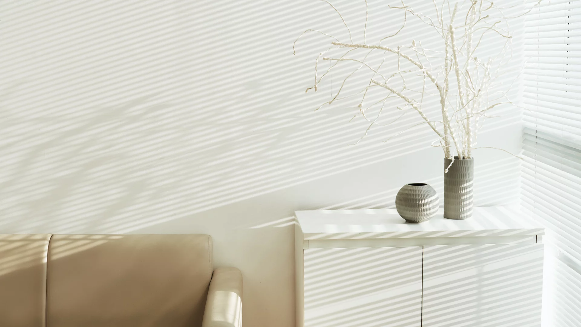 Helles, modernes Wohnzimmer mit Jalousien