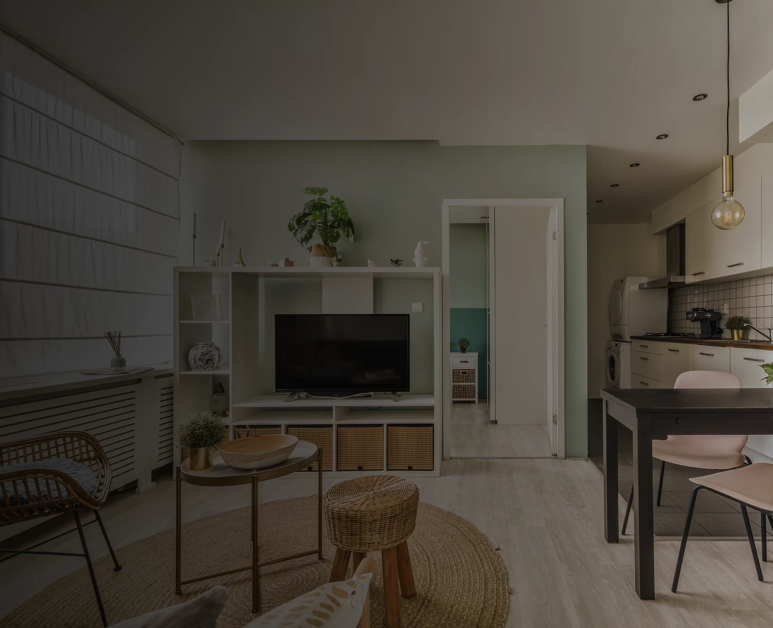 Wohnzimmer mit TV und Essbereich – Monteurunterkunft Kaiserslautern